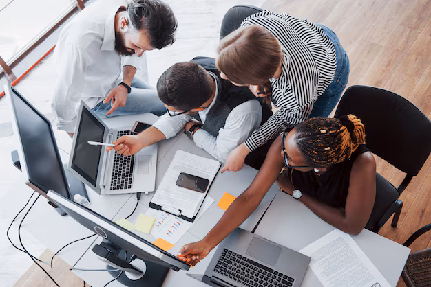 Grupo de pessoas a trabalhar no escritório